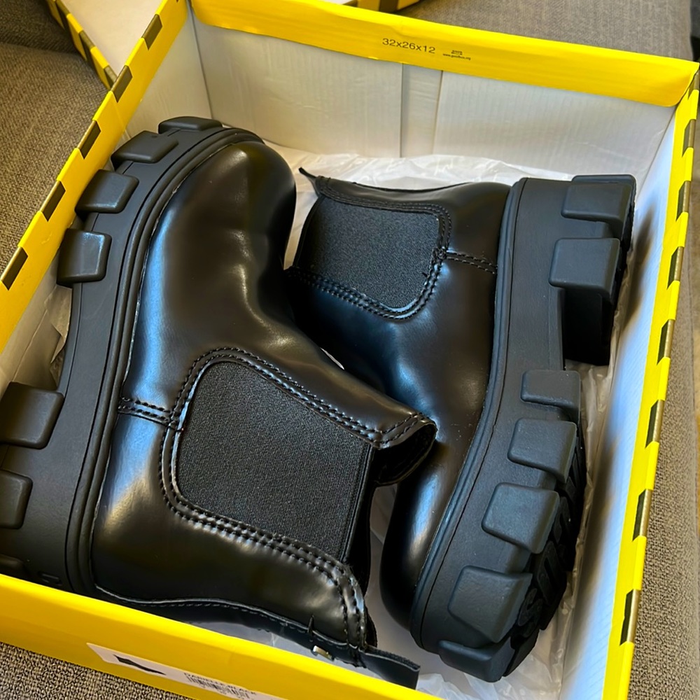 CIRCUS by SamEdelman boots. style: darielle, black. size 5M